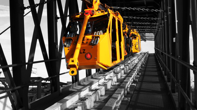 DLZ130F – The Suspended Mining Locomotive That’s Gamechanger